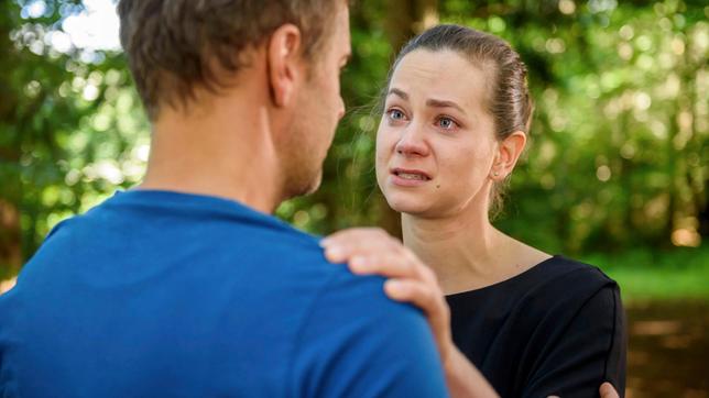 Tina (Christin Balogh) erzählt Nils (Florian Stadler) von ihrer Vermutung, dass ihr Baby noch lebt.