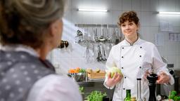 Tina (Christin Balogh) schickt Hildegard (Antje Hagen) wegen Alfons' Rückkehr, frühzeitig in den Feierabend.