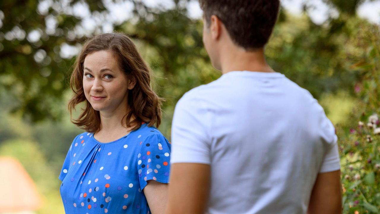 Tina (Christin Balogh) sieht Robert (Lorenzo Patané) plötzlich mit anderen Augen.