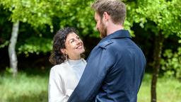 Trotz aller Sorgen genießen Pauline (Liza Tzschirner) und Leonard (Christian Feist) ihre Zeit am "Fürstenhof".