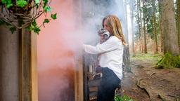 Trotz ihrer Angst vor Feuer rennt Ariane (Viola Wedekind) zur brennenden Hütte, um Christoph zu retten.