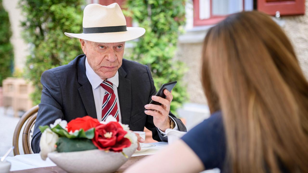 Valentina (Aylin Ravanyar) erfährt durch Werner (Dirk Galuba) besorgniserregende Neuigkeiten über Shirin.