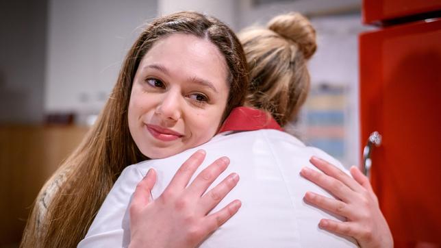 Valentina (Aylin Ravanyar) gelingt ein versöhnlicher Abschied von Greta (Laura Osswald).