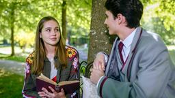 Valentina (Paulina Hobratschk) liest Fabien (Lukas Schmidt) aus ihrem Lieblingsbuch vor.