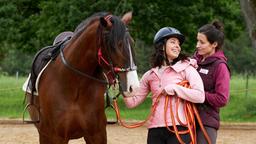 Vanessa (Jeannine Gaspár) hat ihre zweite Reitstunde bei Carolin (Katrin Anne Heß).