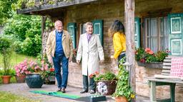 Vanessa (Jeannine Gaspár), Hildegard (Antje Hagen) und Alfons (Sepp Schauer) freuen sich, dass Schweinchen Chantal einen Golfball eingelocht hat.