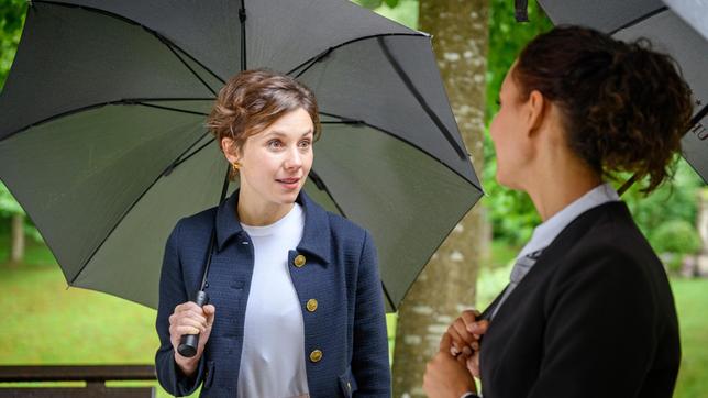 Vanessa (Jeannine Gaspár)  hilft Eleni (Dorothée Neff) dabei, Hintergrundwissen über den Fürstenhof zu erwerben.