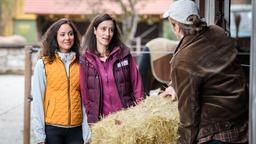 Vanessa (Jeannine Gaspár) möchte mit Carolin (Katrin Anne Heß) ausreiten (mit Johannes Huth).