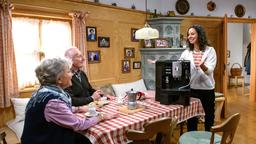 Vanessa (Jeannine Gaspár) überrascht Hildegard (Antje Hagen) und Alfons (Sepp Schauer) mit einer Kaffeemaschine. Nichtsahnend, dass das dieselbe Maschine ist, die die beiden weggegeben haben.