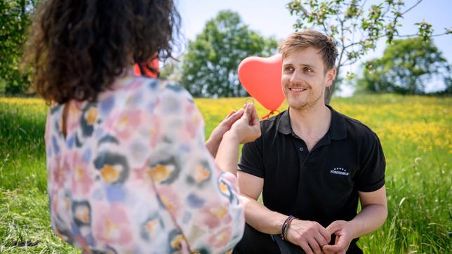 Vanessa (Jeannine Gaspár) überrumpelt Max (Stefan Hartmann) mit einem Heiratsantrag.