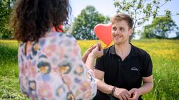 Vanessa (Jeannine Gaspár) überrumpelt Max (Stefan Hartmann) mit einem Heiratsantrag.