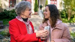 Vanessa (Jeannine Gaspár) und Hildegard (Antje Hagen) fragen sich, ob der Kuss beim Dreh für den Werbespot etwas zu bedeuten hat.