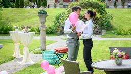 Vanessa (Jeannine Gaspár) und Robert (Lorenzo Patané) haben viel Spaß beim Dekorieren mit den Ballons.