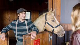 Viktor (Sebastian Fischer) freut sich, als Jessica (Isabell Ege) zu ihm in den Stall kommt.