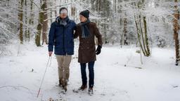 Viktor (Sebastian Fischer) übt mit Paul (Sandro Kirtzel) den Umgang mit dem Blindenstock.