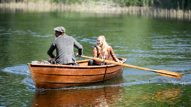 Bild: ARD/Christof Arnold Viktor (Sebastian Fischer) und Alicia (Larissa Marolt) genießen einen gemeinsamen Ausflug.