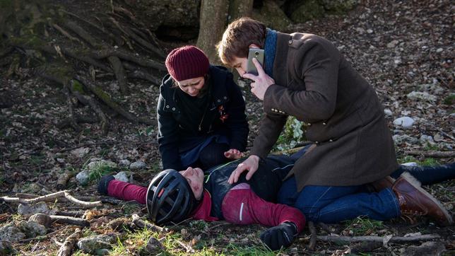 Viktor (Sebastian Fischer) und Romy (Désirée von Delft) leisten Paul (Sandro Kirtzel, liegend), unter Alicias telefonischer Anleitung, Erste Hilfe.