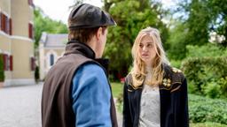 Viktor (Sebastian Fischer) warnt Alicia (Larissa Marolt) vor Christoph.