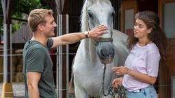 Vincent (Martin Walde) ist glücklich, weil er Ana (Soluna-Delta Kokol) scheinbar näherkommt.