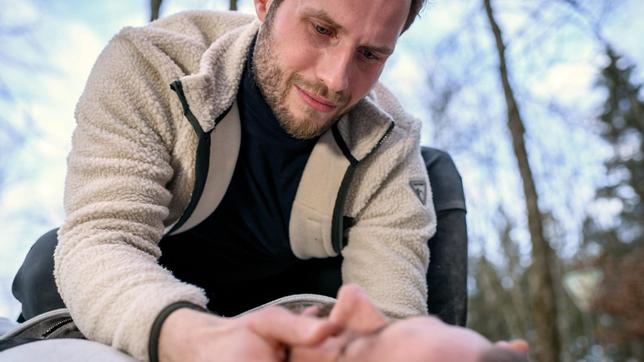 Voller Entsetzen sieht Florian (Arne Löber, h.), dass er seinen Bruder Erik (Sven Waasner) angefahren hat.