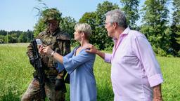 Von ihrem Scheck erholt, fragen Linda (Julia Grimpe) und André (Joachim Lätsch) den Soldaten nach dem Unbekannten.