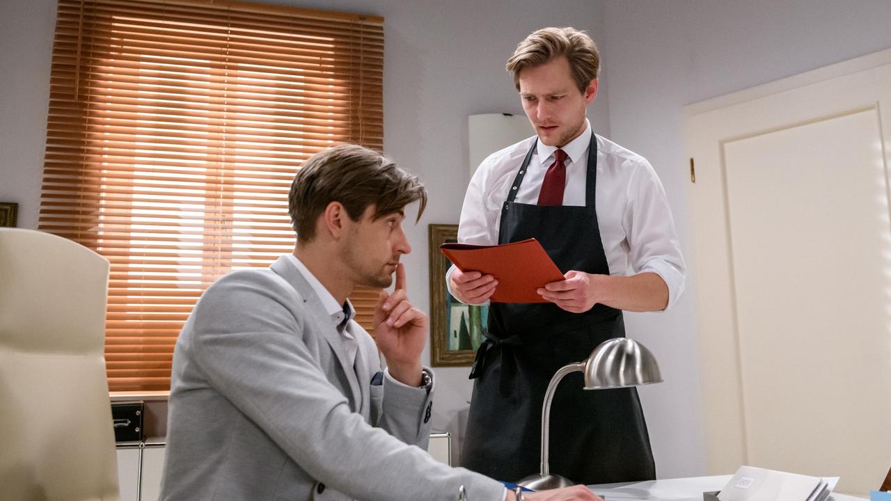 Von Paul (Sandro Kirtzel) erfährt Henning (Matthias Zera), dass er kurz vor der Kündigung stand.