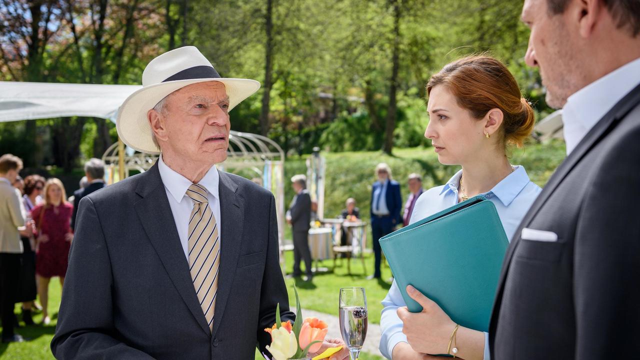 Vor Constanze (Sophia Schiller) und Christoph (Dieter Bach) befürchtet Werner (Drik Galuba), dass der Fürstenhof als Familienbetrieb durch die Schwarzbachs bedroht ist.