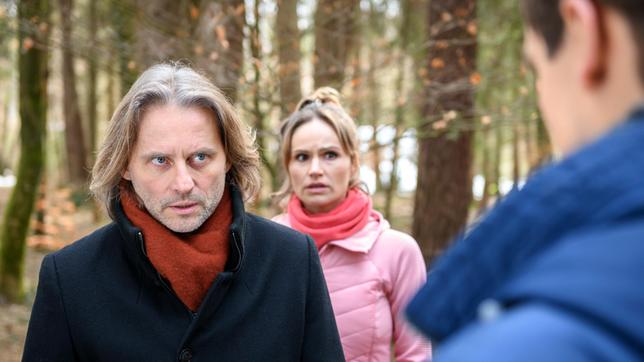 Vor den Augen von Jessica (Isabell Ege) kommt es zwischen Michael (Erich Altenkopf) und Paul (Sandro Kirtzel) zum Streit.