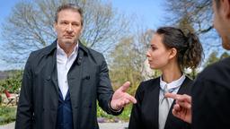 Vor Vanessa (Jeannine Gaspár) wird Christoph (Dieter Bach) durch Jungpolitiker Max (Stefan Hartmann) auf eine Idee gebracht.