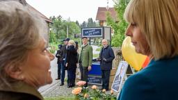 Während Charlotte (Mona Seefried) im Wahlkampf auf Argumente setzt, verteilt Friedrich (Dietrich Adam) lieber Geschenke (mit Antje Hagen, l., Sepp Schauer, 2.v.r. und Komparsen).