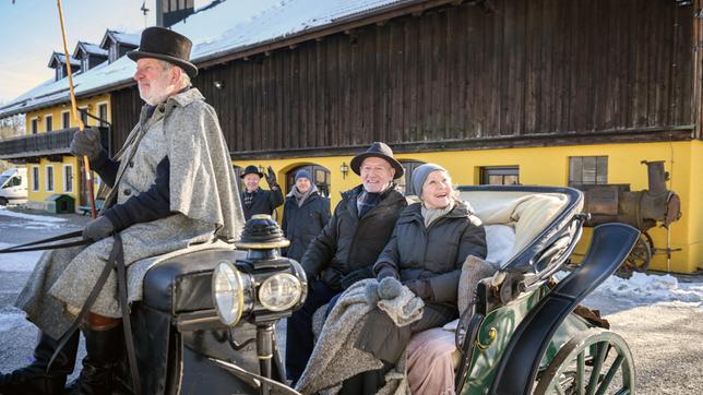 Während sich Hildegard (Antje Hagen) und Alfons (Sepp Schauer, 2.v.r. mit Kutscher) über ihr Geschenk freuen, duellieren sich Werner (Dirk Galuba) und André (Joachim Lätsch) weiterhin.