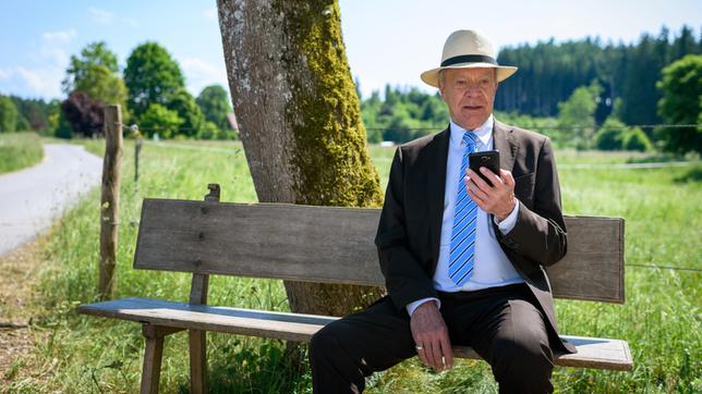 Werner (Dirk Galuba) erfährt überrumpelt, dass Robert in Italien bleiben wird.