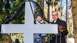 Werner (Dirk Galuba) erfährt von Nataschas (Melanie Wiegmann) Wunsch, neben Poppy begraben zu werden.