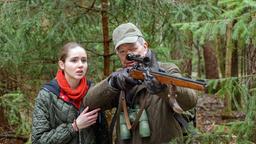 Werner (Dirk Galuba) nimmt Valentina (Paulina Hobratschk) mit zur Jagd.