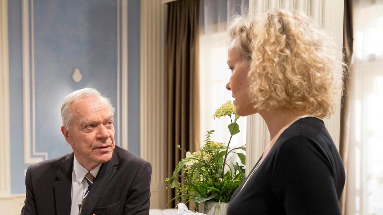 Werner (Dirk Galuba) rät Natascha (Melanie Wiegmann), Michael zu verzeihen.