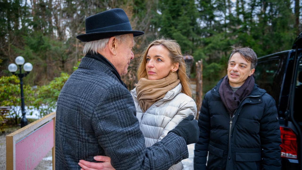 Werner (Dirk Galuba) verabschiedet sich von Lia (Deborah Müller) und Robert (Lorenzo Patané).