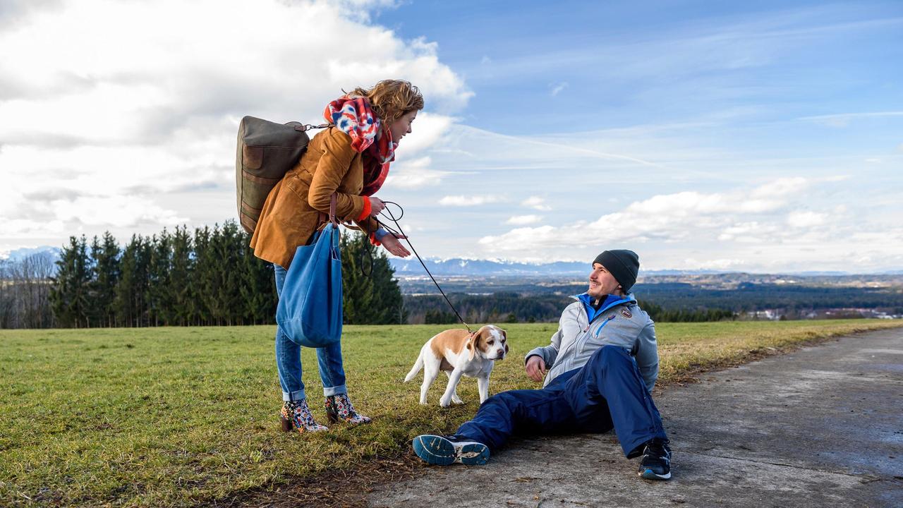 William (Alexander Milz) erschrickt beim Sport, als ein Hund laut bellend bei ihm auftaucht – er gehört Ellas Freundin Rebecca (Julia Alice Ludwig), die sich über Williams Reaktion amüsiert.