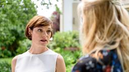 Xenia (Elke Winkens) will mit Alicias (Larissa Marolt) Hilfe zwei Fliegen mit einer Klappe schlagen.