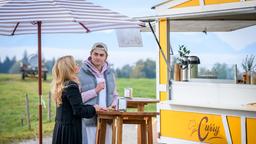 Yvonne (Tanja Lanäus) bringt es nicht übers Herz, Caspar (Andreas Hagl) wieder auf die Straße zu setzen. ARD/Christof Arnold