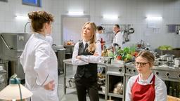 Yvonne (Tanja Lanäus) bringt Josie (Lena Conzendorf) vor Tina (Christin Balogh) in Verlegenheit (mit Kompars:innen).