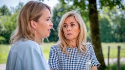 Yvonne (Tanja Lanäus) eröffnet Greta (Laura Osswald), dass sie für alle Eventualitäten gewappnet sein will.