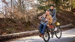 Yvonne (Tanja Lanäus) holt Erik (Sven Waasner) kurzerhand mit dem Fahrrad ab, als dieser Josies Überraschungsfeier zu verpassen droht.