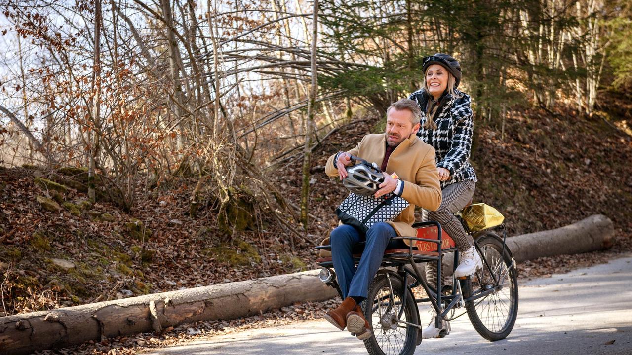 Yvonne (Tanja Lanäus) holt Erik (Sven Waasner) kurzerhand mit dem Fahrrad ab, als dieser Josies Überraschungsfeier zu verpassen droht.