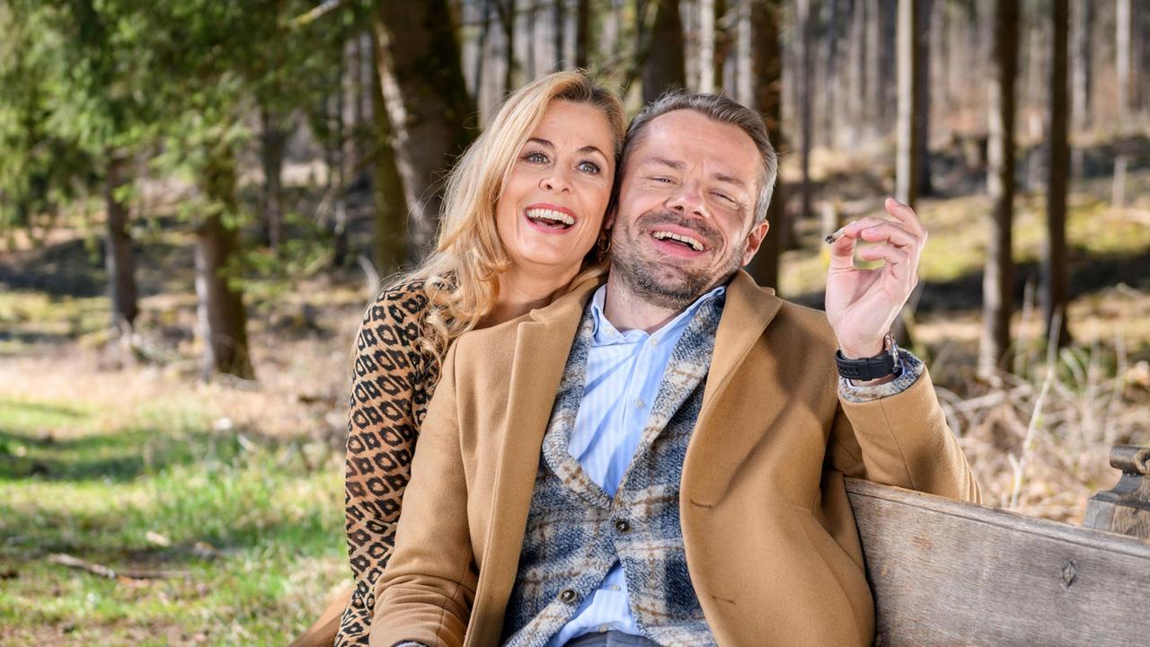 Yvonne (Tanja Lanäus) und Erik (Sven Waasner) erleben einen völlig unbeschwerten Moment miteinander.