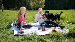 Yvonne (Tanja Lanäus) und Erik (Sven Waasner) müssen vor gefräßigen Hunden fliehen.