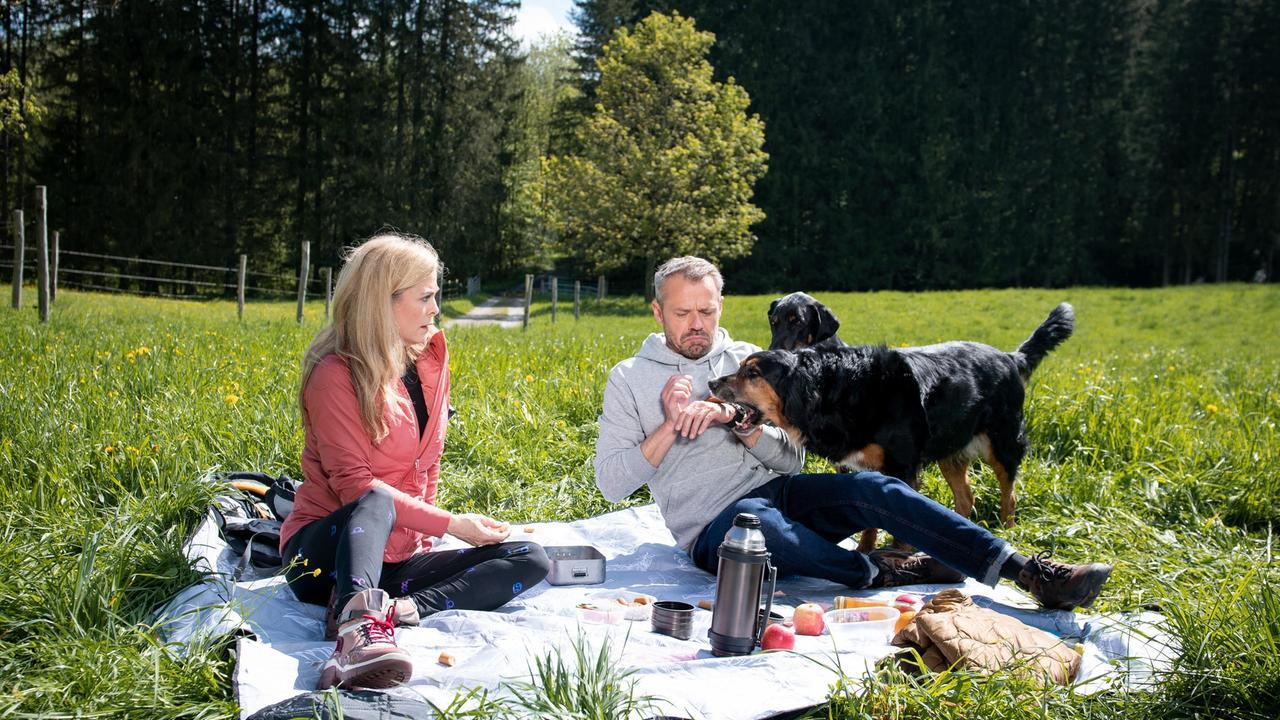 Yvonne (Tanja Lanäus) und Erik (Sven Waasner) müssen vor gefräßigen Hunden fliehen.