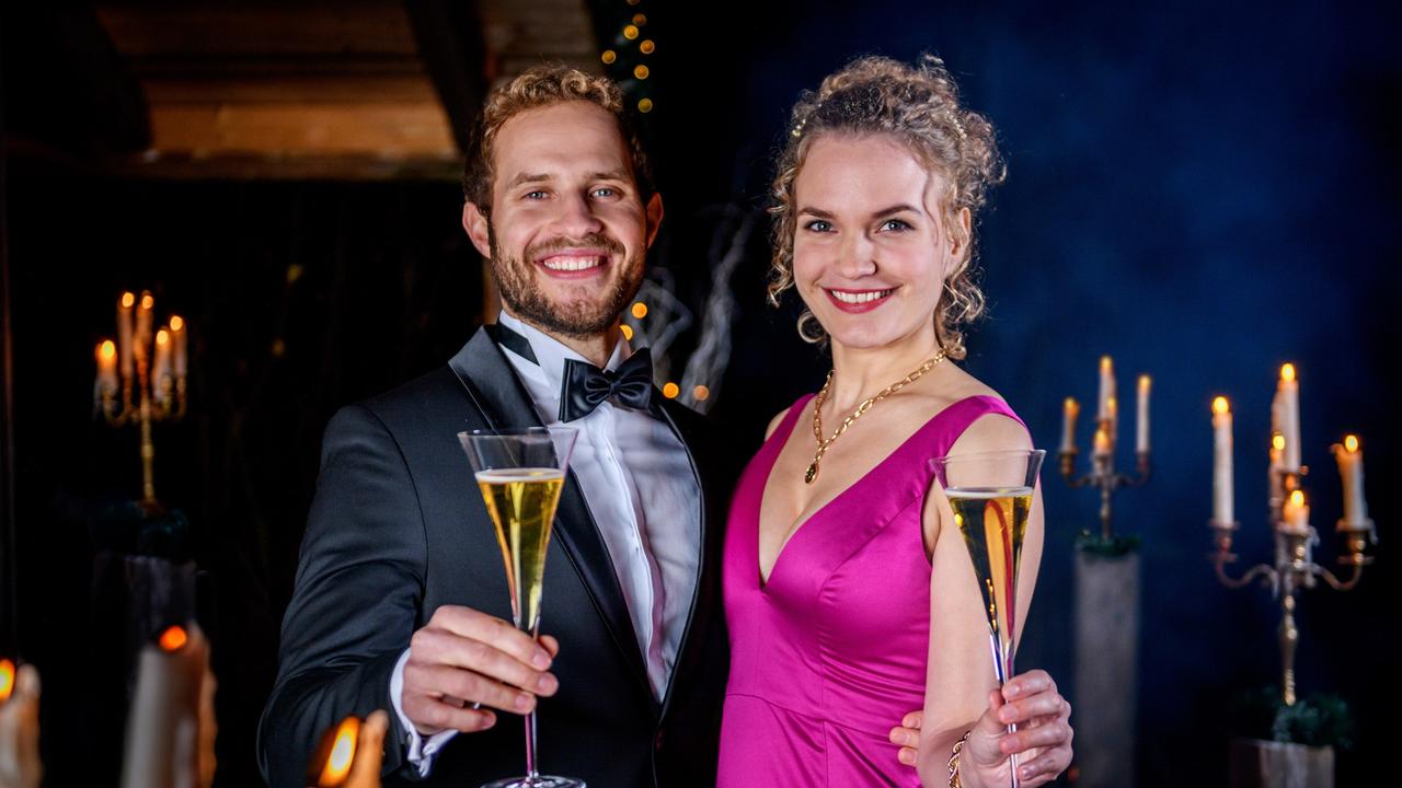 Das Traumpaar der 17. Staffel "Sturm der Liebe", verkörpert von Arne Löber (l.) und Christina Arends (r.), wünscht ein schönes Weihnachtsfest und Glück und Gesundheit für das Neue Jahr.