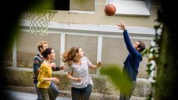 Beim Basketballspiel mit Alexandra (Kristina Dörfer) und Tina (Christin Balogh), nähern sich Nils (Florian Stadler) und Norman (Niklas Löffler) wieder an. Keiner merkt, dass sie heimlich beobachtet werden