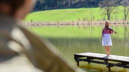 Sturm der Liebe - Sebastian (Kai Albrecht) hat eine zauberhafte Begegnung mit einer Violinistin (Magdalena Steinlein) am See