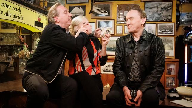 Bild: NDR/Morris Mac Matzen Gastgeberin Ina Müller begrüßt im "Schellfischposten" in dieser Sendung den Singer-Songwriter Olli Schulz und den Musiker Marius Müller-Westernhagen, sowie den Sänger Jochen Distelmeyer. Foto: Olli Schulz, Ina Müller und Marius Müller-Westernhagen